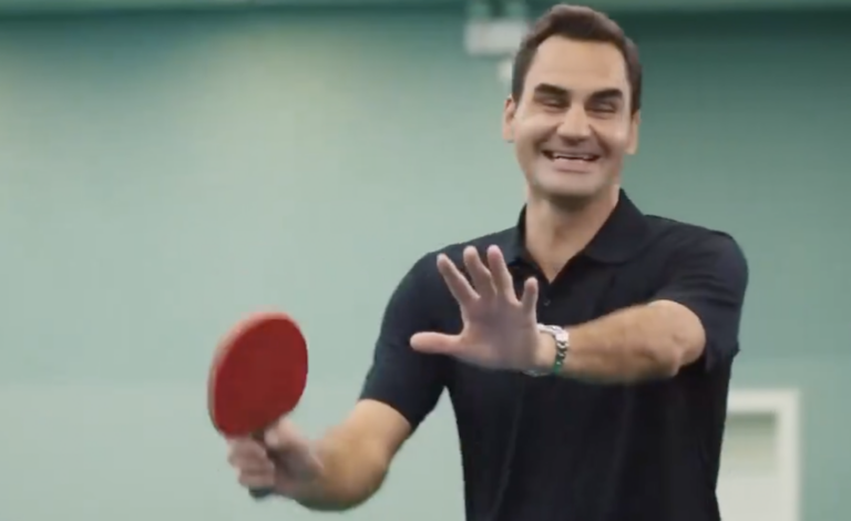 [VÍDEO] Federer fica viral com ponto curioso a jogar ténis de mesa com uma criança