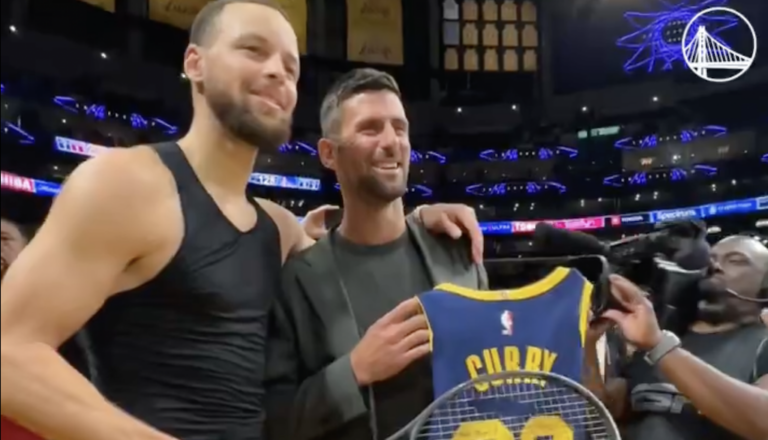 [VÍDEO] Djokovic foi estrela no jogo dos Warriors e trocou mimos com Steph Curry