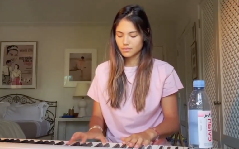 [VÍDEO] Raducanu recupera de lesão e mostra talento… no piano