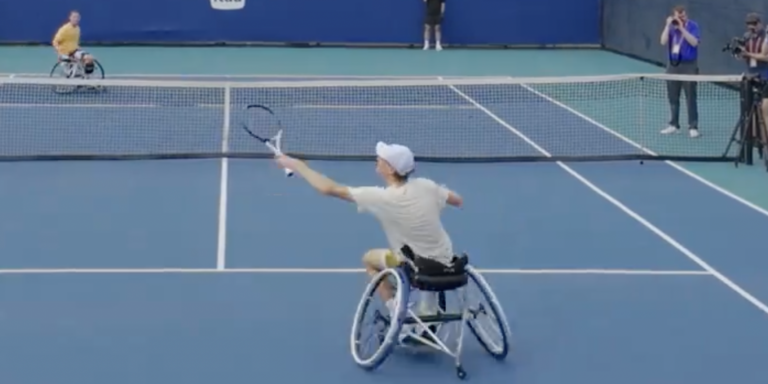 [VÍDEO] Sinner tenta a sua sorte no ténis em cadeira de rodas com lenda Hewett