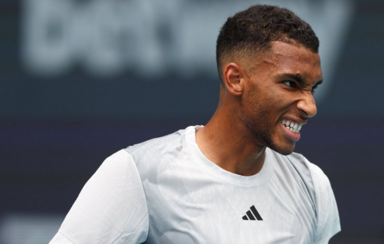 Aliassime volta às vitórias e avança para os ‘quartos’ na Antuérpia