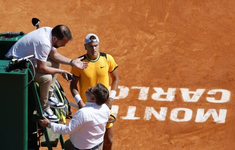 Rune atira-se ao ATP e ao árbitro de cadeira após polémica em Monte-Carlo