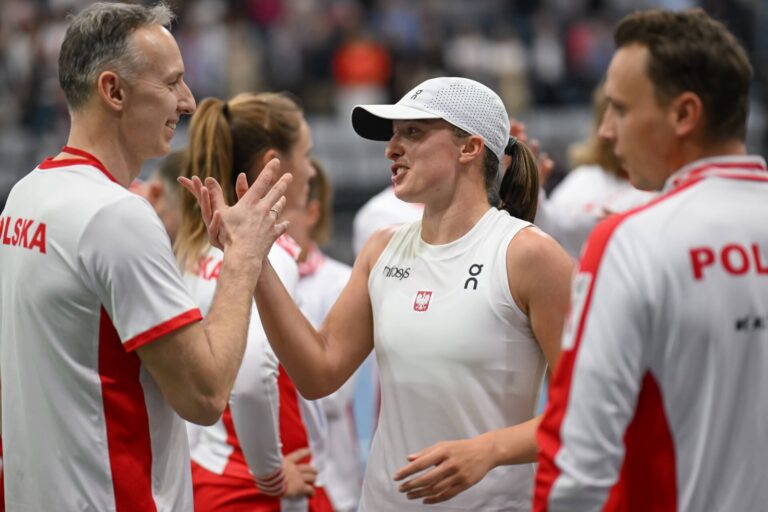 Swiatek volta a ganhar e classifica a Polônia para as BJK Cup Finals