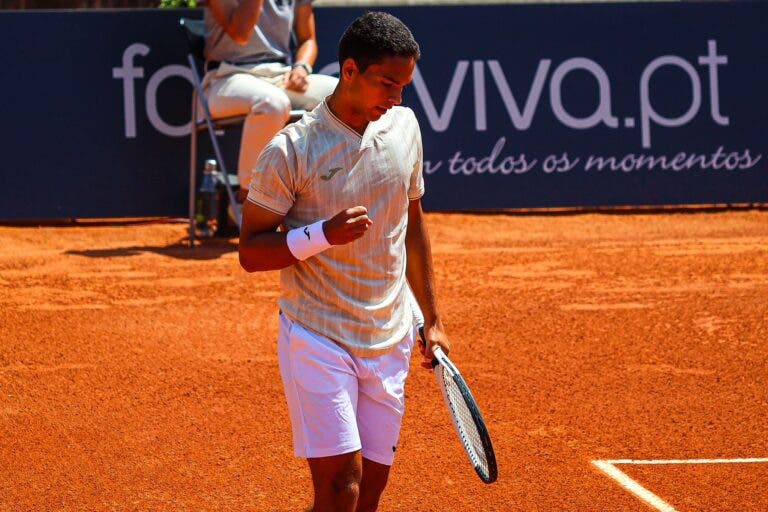 Digno de filme: Araújo chega à sua primeira final profissional… com raqueta emprestada