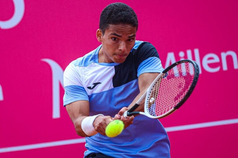 Pedro Araújo continua a vencer com raqueta ‘emprestada’ rumo aos ‘quartos’ em Monastir