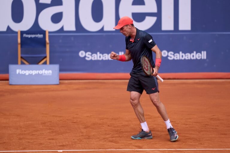 Bautista vira rumo às oitavas em Barcelona; Davidovich avança sem jogar