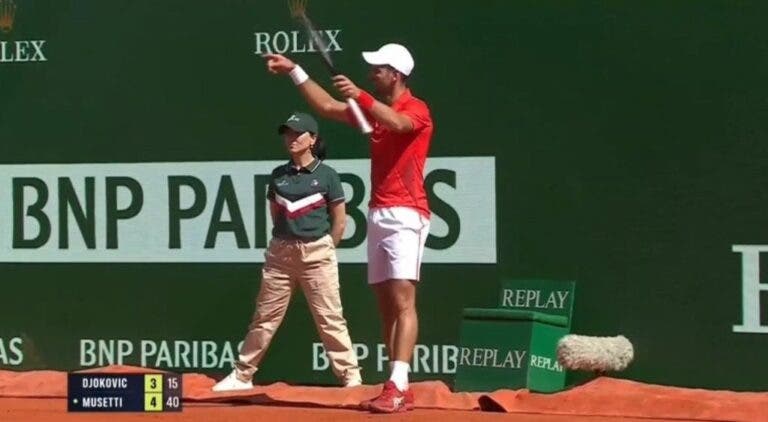 [VÍDEO] Djokovic reclama, é assobiado e reage em jeito de maestro em Monte-Carlo
