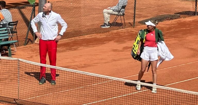 Wozniacki joga apenas por 30 minutos e se retira de jogo válido pela BJK Cup