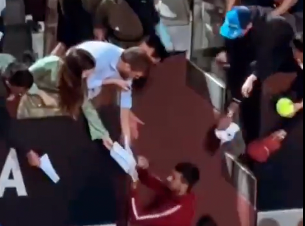 [VÍDEO] Novas imagens mostram que Djokovic foi atingido… por acidente