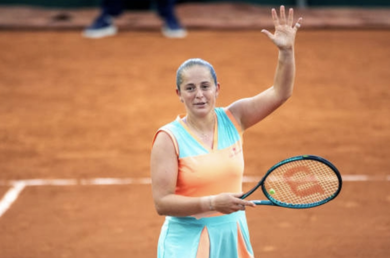 Ostapenko lança candidatura, Garcia dá a volta e segue viva em Roland Garros