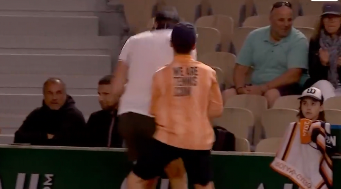 [VÍDEO] Insólito: Jarry foi ‘placado’ por apanha-bolas em dia para esquecer em Roland Garros