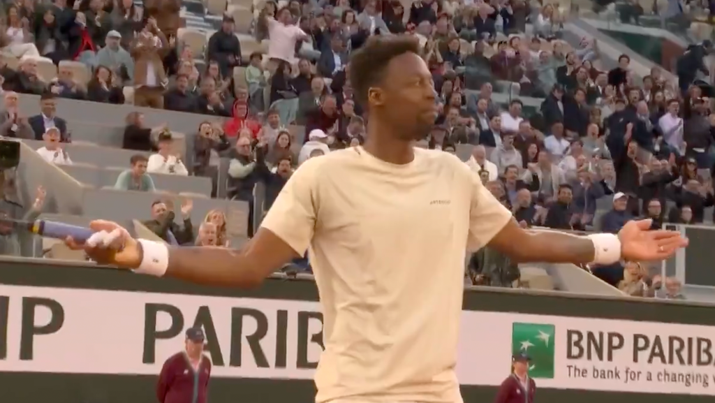 [VÍDEO] Monfils dá show com ponto espetacular a caminho do triunfo em Roland Garros