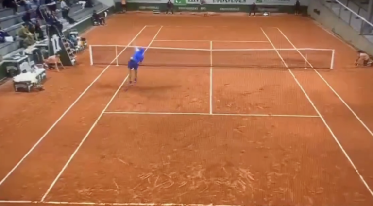 [VÍDEO] Erro do ano? O inacreditável smash falhado por Zeppieri… à beira de um match point