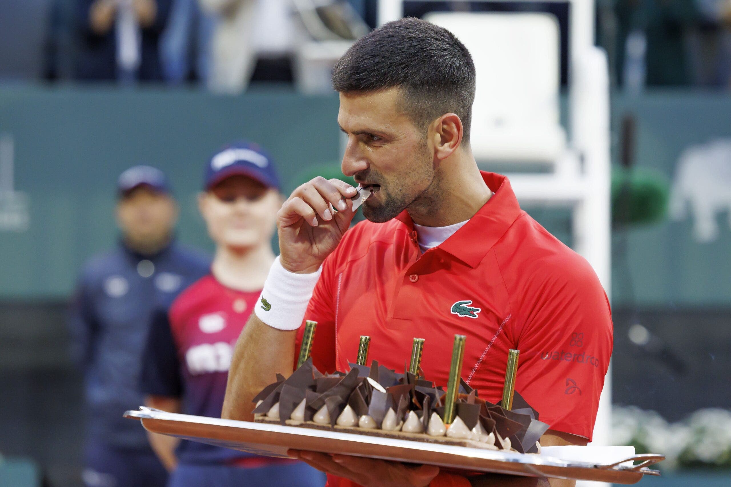 [VÍDEO] Com direito a bolo: Djokovic chamou apanha bolas para celebrar o 37.º aniversário em court