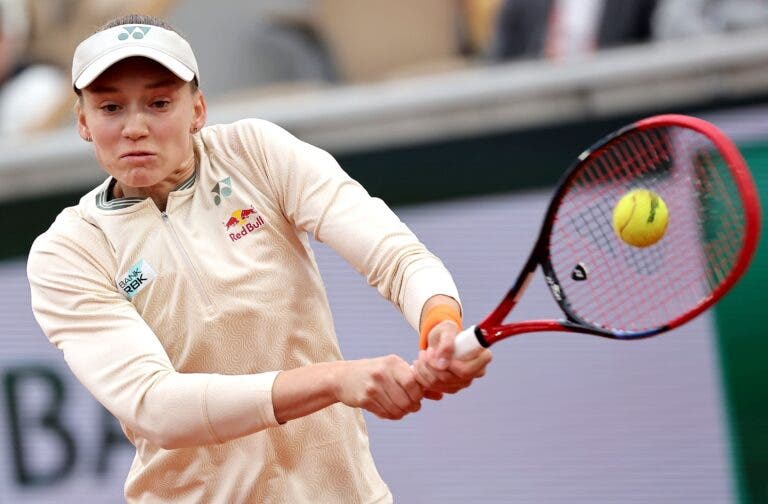 Rybakina vence 10 jogos seguidos e avança tranquila para a 2.ª ronda em Roland Garros