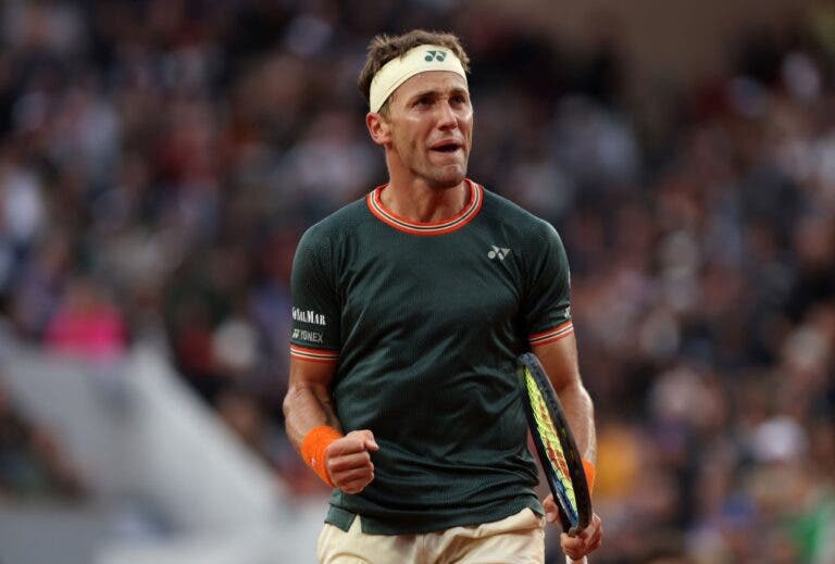 Vice-campeão Ruud apanha grande susto mas sobrevive em Roland Garros