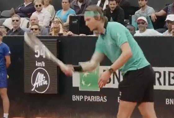 [VÍDEO] Bublik perdia por 0-40, fez seis (!) serviços por baixo… e ganhou o jogo