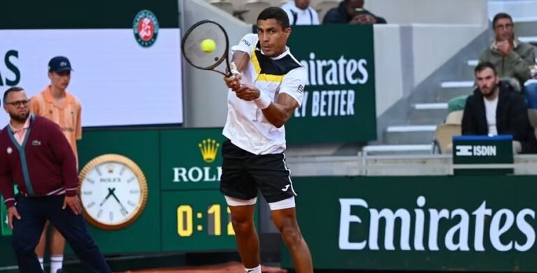 Thiago Monteiro ameaça reação, mas é eliminado na primeira ronda de Roland Garros