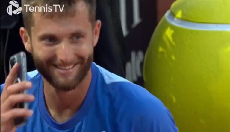[VÍDEO] Moutet esqueceu-se do iPhone ligado e interrompeu o seu duelo contra Djokovic