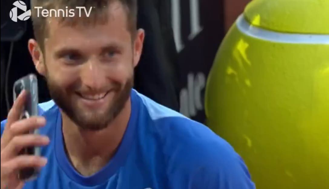 [VÍDEO] Moutet esqueceu-se do iPhone ligado e interrompeu o seu duelo contra Djokovic