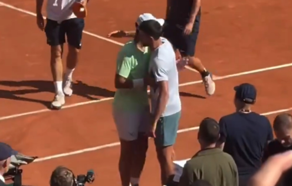 [VÍDEO] O bonito cumprimento entre Nadal e Djokovic ao encontrarem-se em Roland Garros