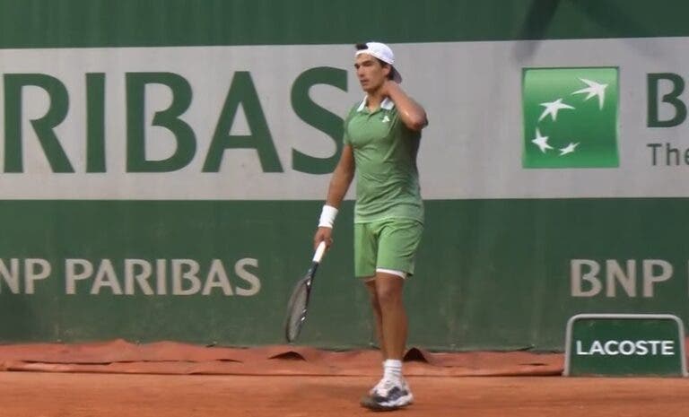 Henrique Rocha despede-se na 1.ª ronda do qualifying em Paris na sua estreia em Grand Slams