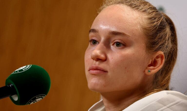 Jornalistas ignoram Rybakina em Roland Garros após conferência de imprensa polémica