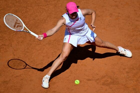 Swiatek bate Kerber em duelo de alto nível, Gauff vira rumo aos ‘quartos’ em Roma