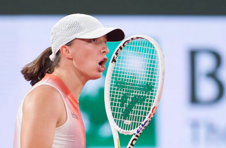 INCRÍVEL: Swiatek salva match point e sobrevive a Osaka em duelo de campeãs em Roland Garros