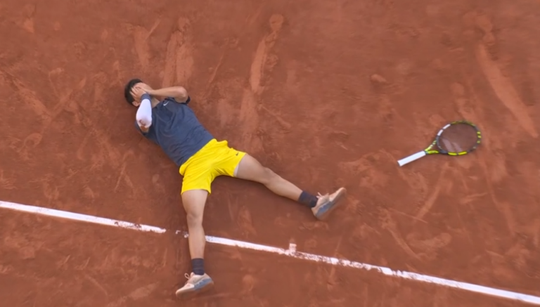 [VÍDEO] O momento em que Alcaraz se tornou no Rei de Roland Garros pela primeira vez
