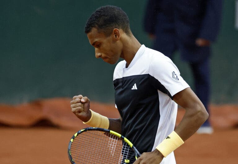 Aliassime joga muito, arrasa Shelton e marca duelo com Alcaraz nos ‘oitavos’ em Roland Garros