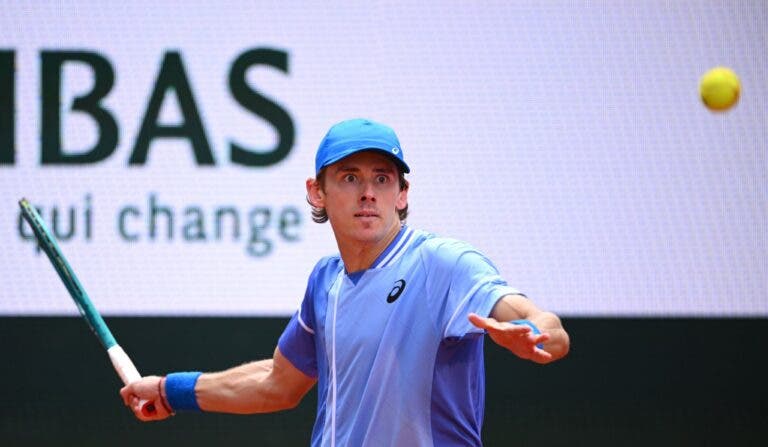 De Minaur tomba Medvedev e estreia-se nos quartos-de-final em Roland Garros