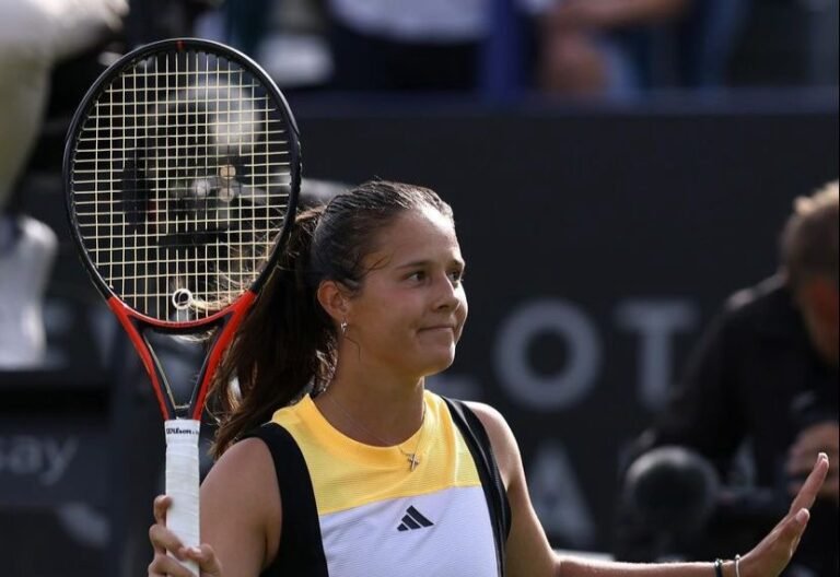 Kasatkina não dá chances a Raducanu; Muchova desiste novamente em Eastbourne