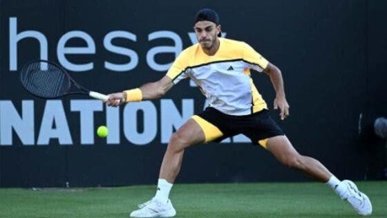 Campeão em título Cerundolo é eliminado na estreia em Eastbourne e tem lugar no top 30 em risco
