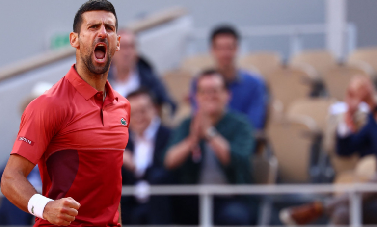 INCRÍVEL: Djokovic sai de um buraco ainda mais fundo e sobrevive a nova batalha de cinco sets em Roland Garros