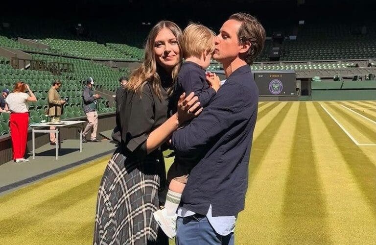 Sharapova regressa a Wimbledon na companhia do seu filho