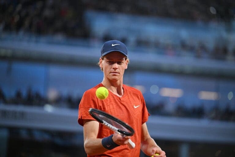 Sinner começa mal mas esgota truques de Moutet rumo aos ‘quartos’ em Roland Garros