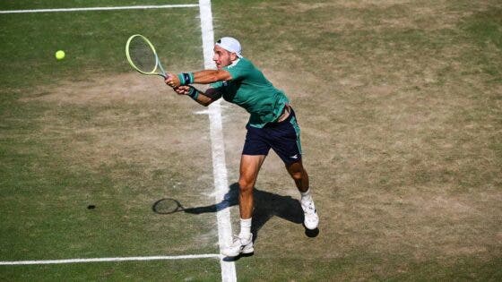 Struff despacha Tsitsipas e segue para os ‘quartos’ em Halle