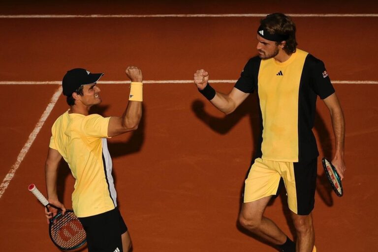 Irmãos Tsitsipas continuam a sonhar e já estão nas quartas de Roland Garros