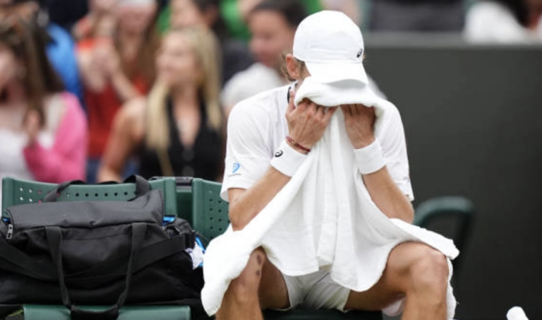 De Minaur explica lesão que o fez desistir em Wimbledon e que deixa Paris em risco
