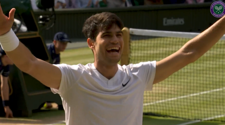 [VÍDEO] O momento em que Alcaraz bate Djokovic e conquista Wimbledon pelo 2.º ano seguido