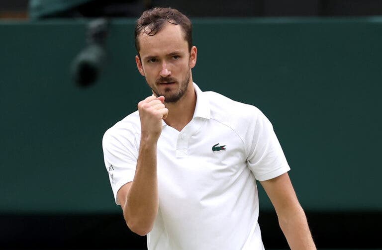 Medvedev tomba Sinner em batalha fantástica e regressa às ‘meias’ de Wimbledon