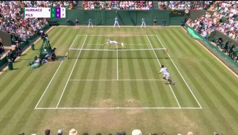 Hurkacz sofre lesão a um ponto de forçar o quinto set e sai de forma dramática de Wimbledon