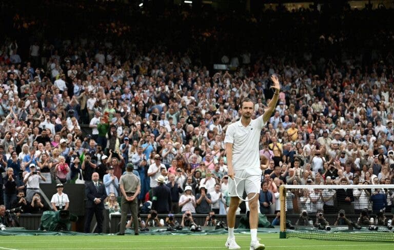 Medvedev junta-se a clube exclusivo com triunfo sobre Sinner em Wimbledon