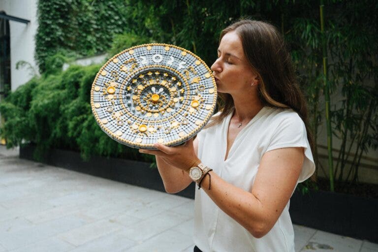 Krejcikova recebe troféu de Wimbledon muito especial… feito em LEGO