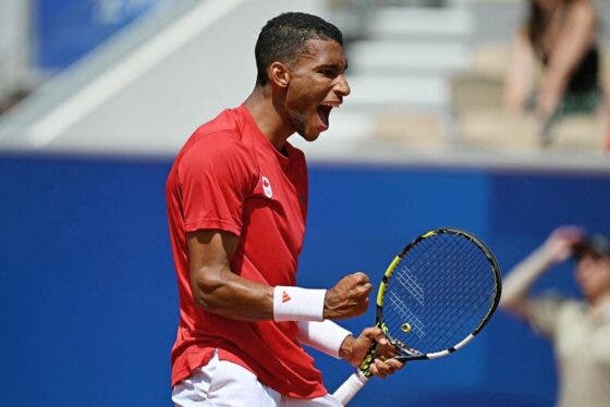 Aliassime elimina Medvedev em masterclass no serviço e avança para os ‘quartos’ em Paris