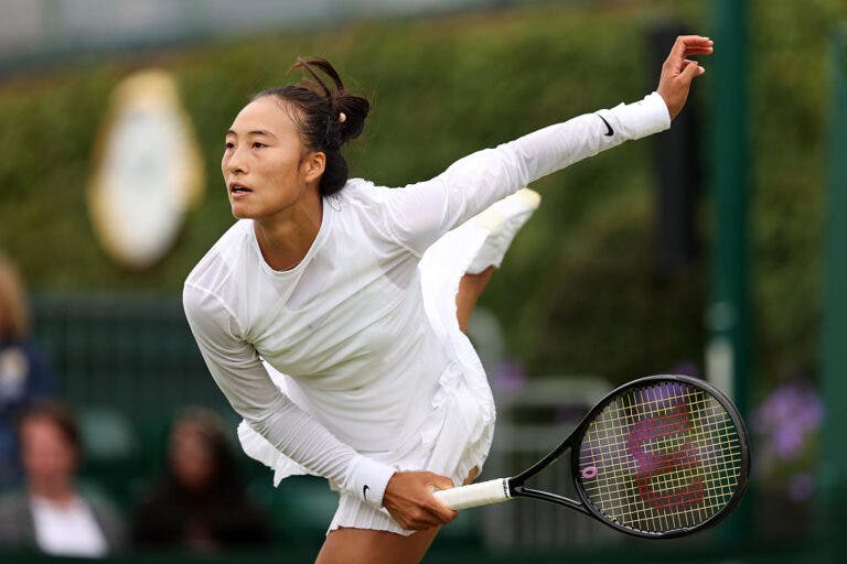 Zheng cai com estrondo contra qualifier em Wimbledon e é a primeira top 10 eliminada