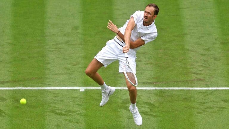 Medvedev sofre mas resiste rumo à terceira ronda de Wimbledon