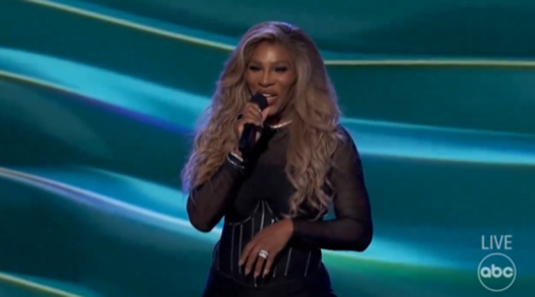 Imperdível: Serena mostra dotes vocais e dedica música a… Sharapova