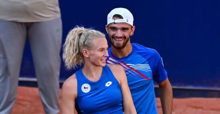 Favoritos de pares mistos perdem contra ex-casal; Tsitsipas/Sakkari caem, Errani bate Medvedev e Nishikori ganha